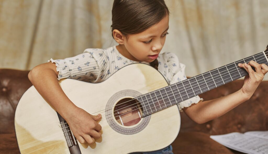 Dziewczynka gra na gitarze