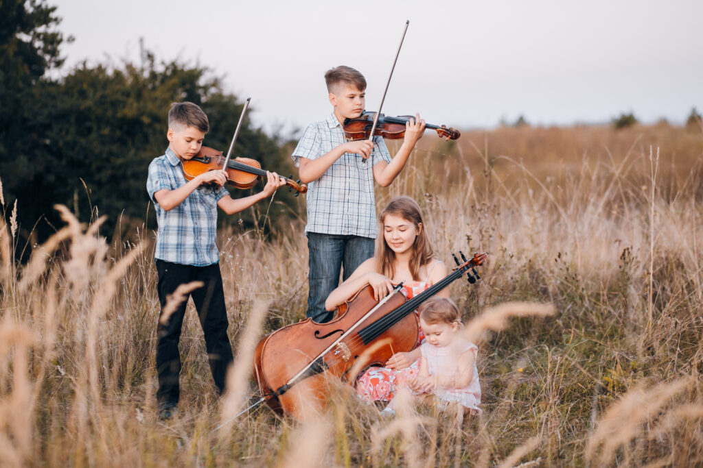Dzieci grające na instrumentach muzycznych